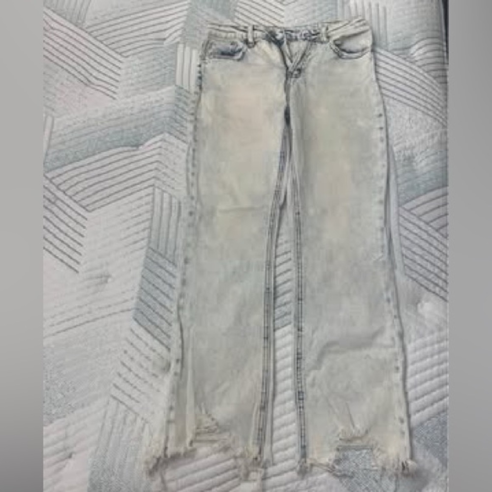 Stylish Distressed Light Gray Cropped Jeans
